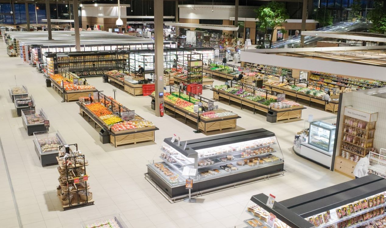 Vue magasin avec les différents présentoirs alimentaires