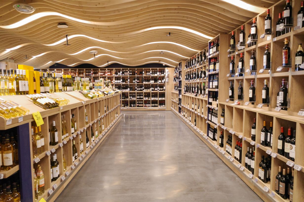 Allée magasin et présentoir vins