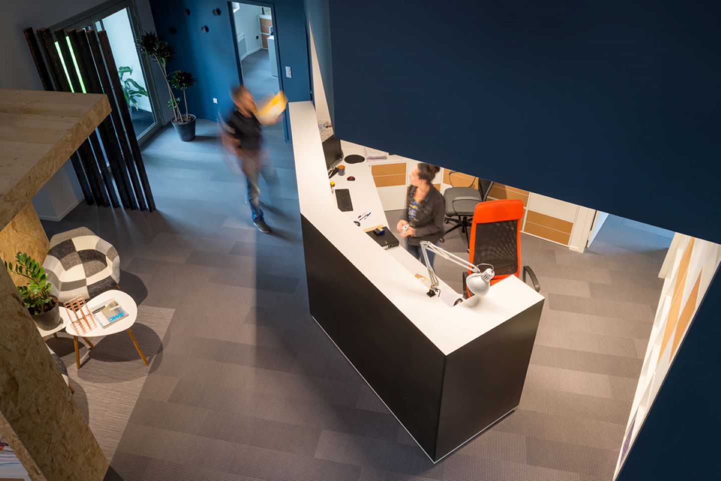 Bureau accueil aménagé noir et blanc