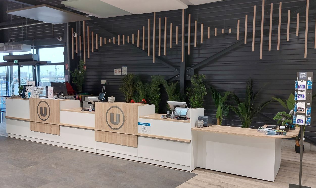 Comptoir accueil magasin en bois